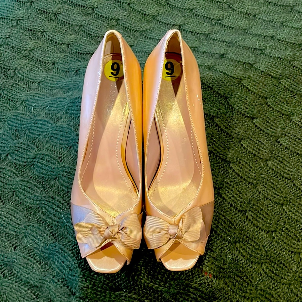 Nine West Mauve size 9 heels with bows